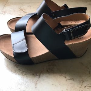 EUC Clark’s wedge sandals
